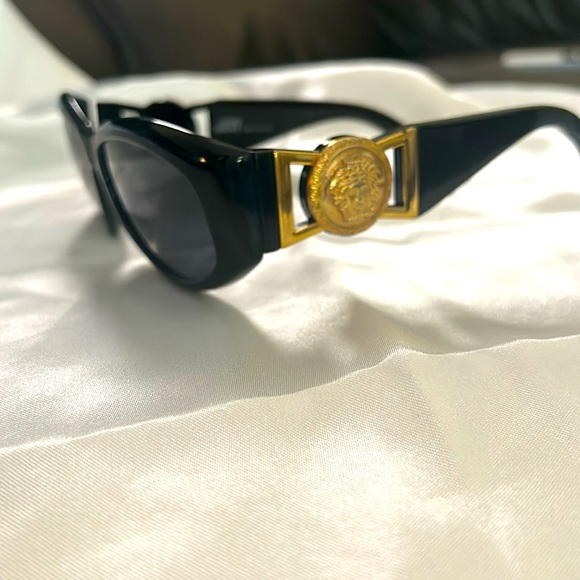 Gianni Versace Golden Medusa Sunglasses COL 852 Black Vintage PreOwned - Picture 5 of 6
